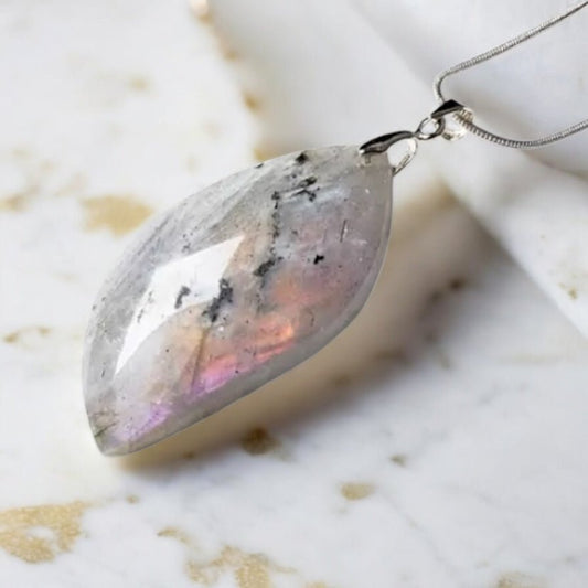 Silberne Kette mit Sunset Labradorit - Flamme - CrystalScents