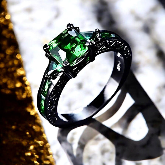 Silberner Ring mit funkelnden quadratischen Zirkonia; Grün - CrystalScents