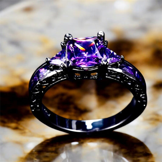 Silberner Ring mit funkelnden quadratischen Zirkonia; Lila - CrystalScents