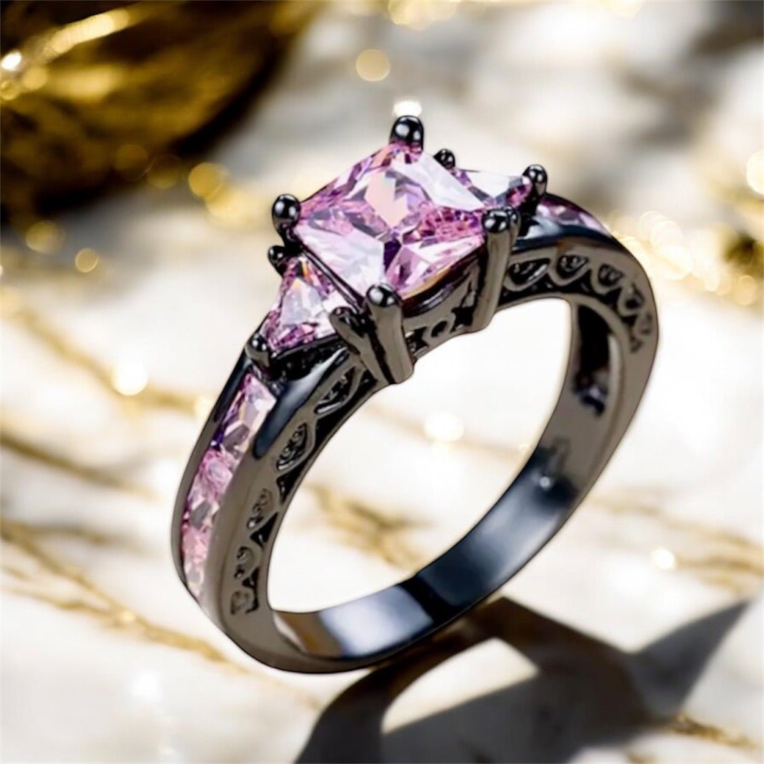 Silberner Ring mit funkelnden quadratischen Zirkonia; Rosa - CrystalScents
