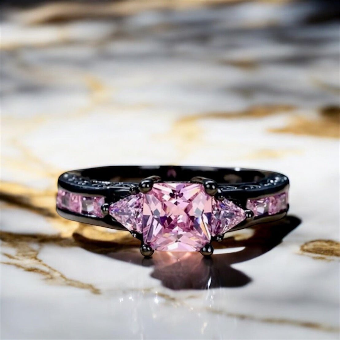 Silberner Ring mit funkelnden quadratischen Zirkonia; Rosa - CrystalScents