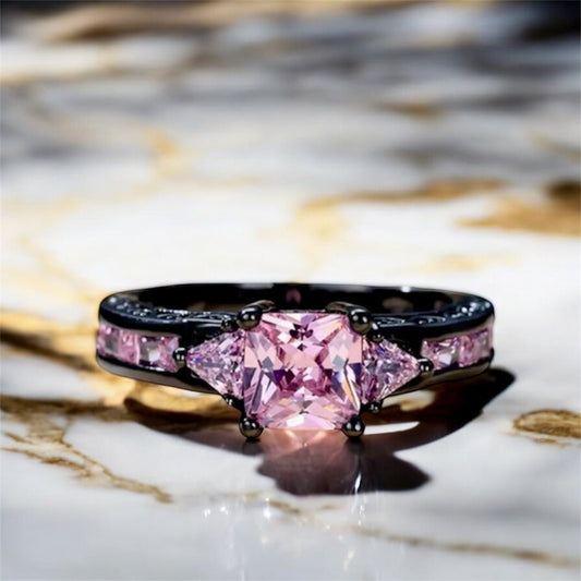 Silberner Ring mit funkelnden quadratischen Zirkonia; Rosa - CrystalScents