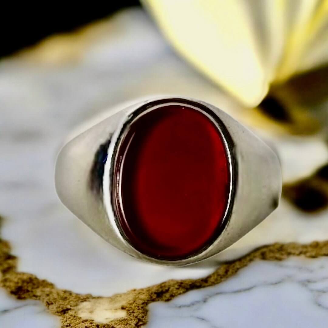 Silberner Ring mit ovalem roten Onyx – ausdrucksstarkes Schmuckstück