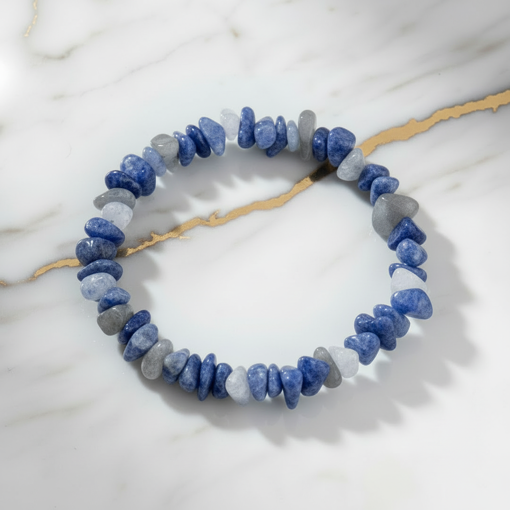 Sodalit Splitterarmband – mehr grau/weiß, Seitenansicht