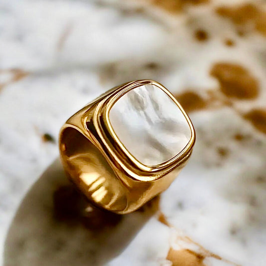 Stilvoller Siegelring mit eingelegter Muschel - CrystalScents