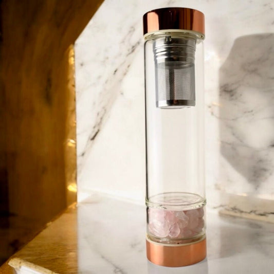 Trinkflasche aus Glas mit roségoldenem Verschluss; Rosenquarz - CrystalScents