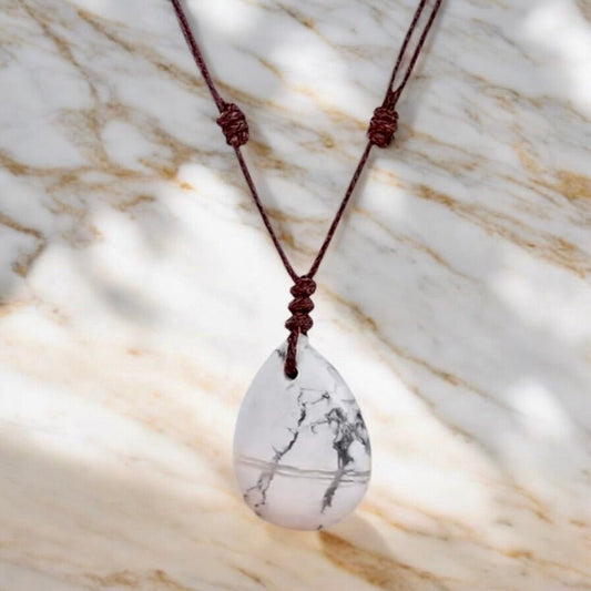 Verstellbare Halskette mit tropfenförmigem Howlit - CrystalScents