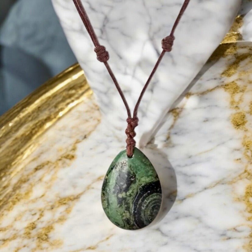 Verstellbare Halskette mit tropfenförmigem Kambaba - CrystalScents