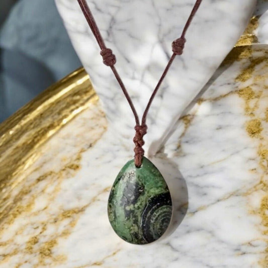 Verstellbare Halskette mit tropfenförmigem Kambaba - CrystalScents