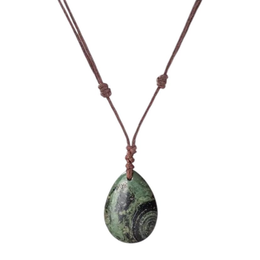 Verstellbare Halskette mit tropfenförmigem Kambaba - CrystalScents