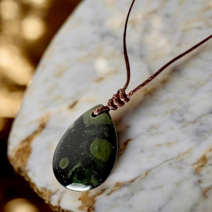 Verstellbare Halskette mit tropfenförmigem Kambaba - CrystalScents