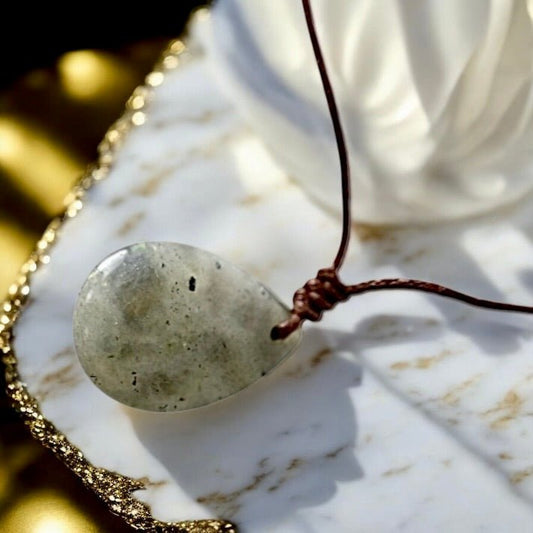Verstellbare Halskette mit tropfenförmigem Labradorit - CrystalScents