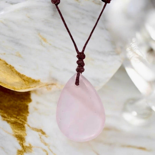 Verstellbare Halskette mit tropfenförmigem Rosenquarz - CrystalScents