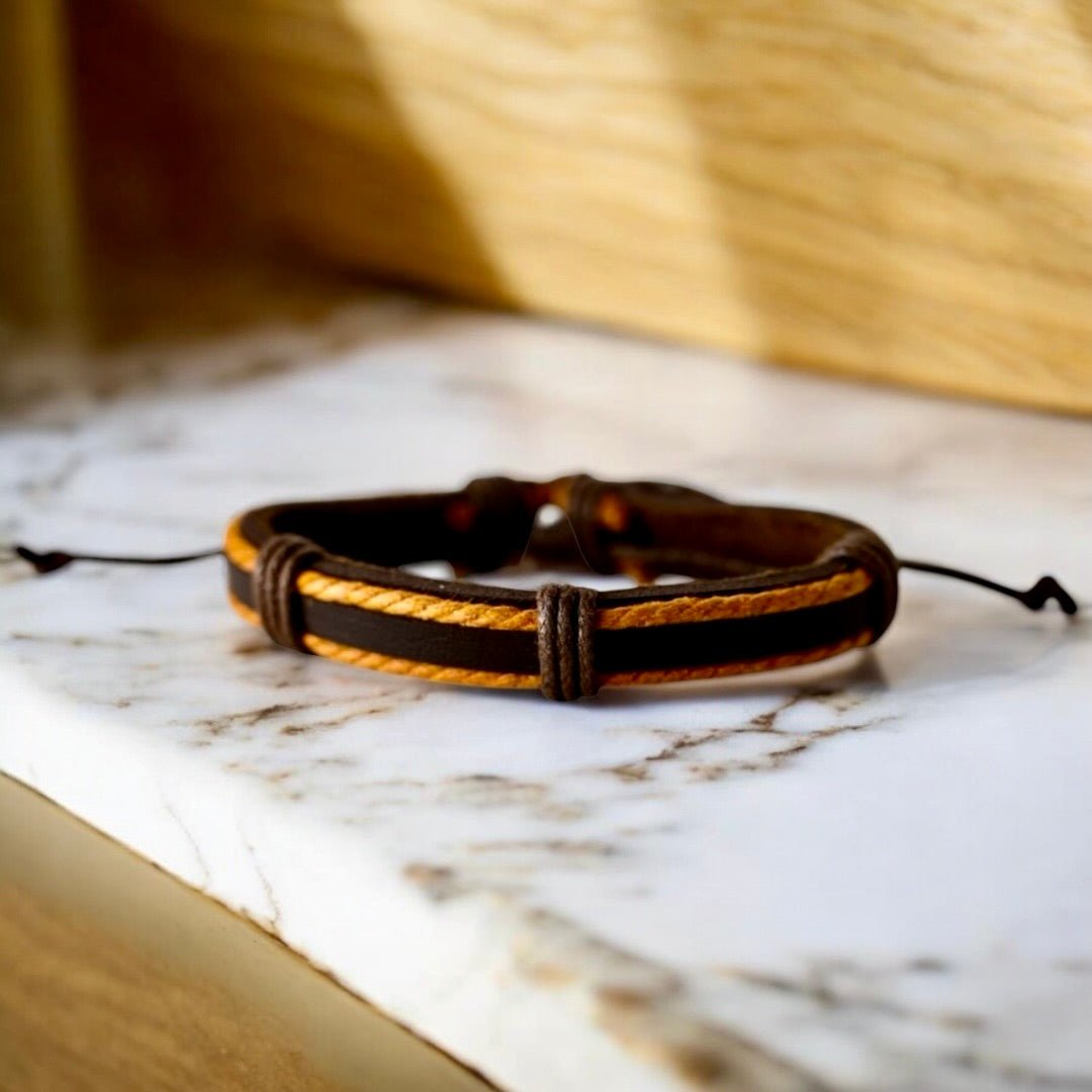 Verstellbares dunkelbraunes Lederarmband mit hellen Schnüren - CrystalScents