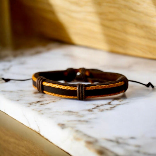 Verstellbares dunkelbraunes Lederarmband mit hellen Schnüren - CrystalScents