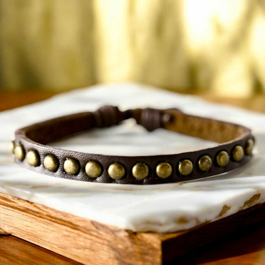 Verstellbares dunkelbraunes Lederarmband mit Nieten - CrystalScents