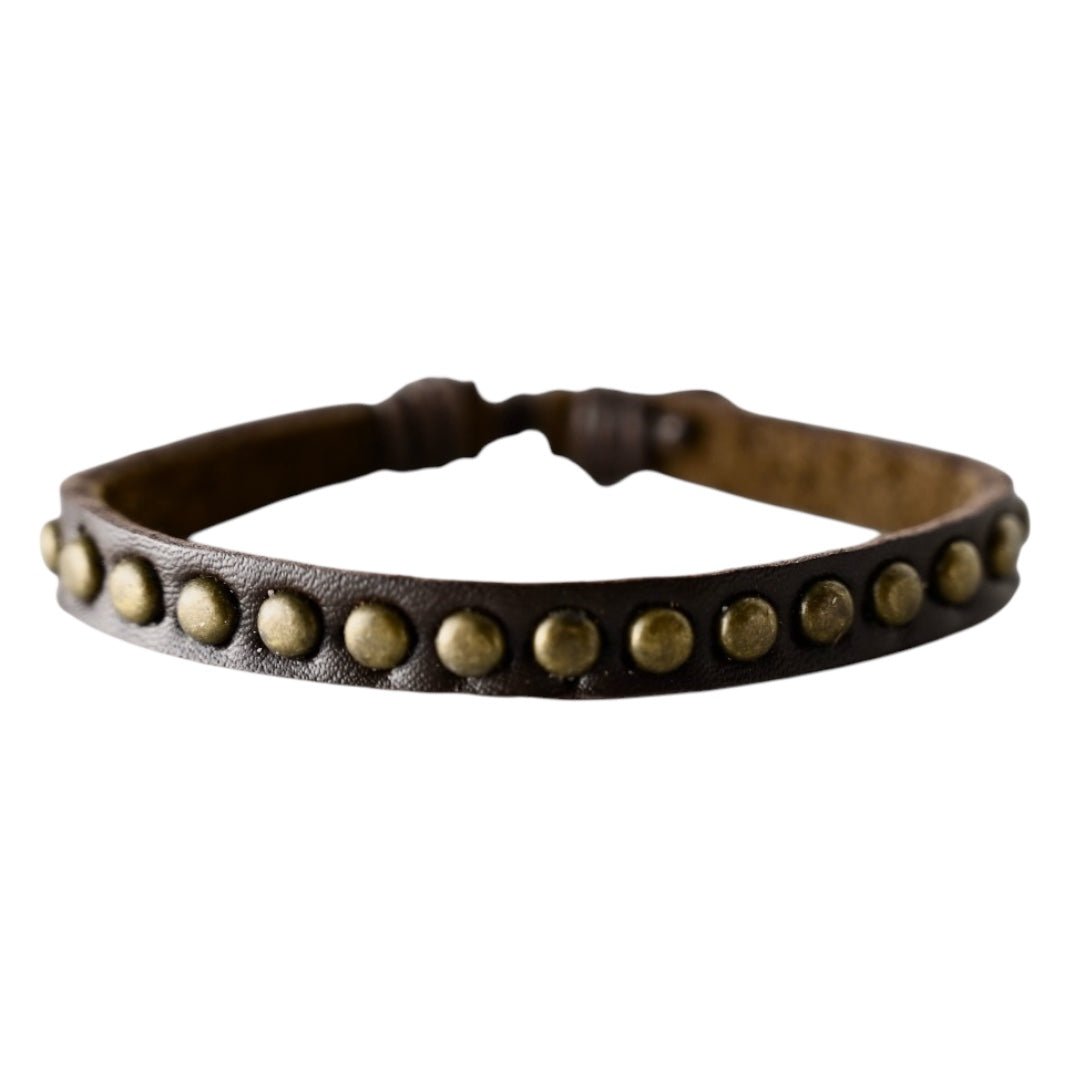 Verstellbares dunkelbraunes Lederarmband mit Nieten - CrystalScents