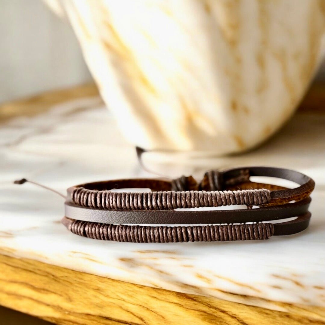 Verstellbares dunkelbraunes Lederarmband mit umwickelten Strängen - CrystalScents