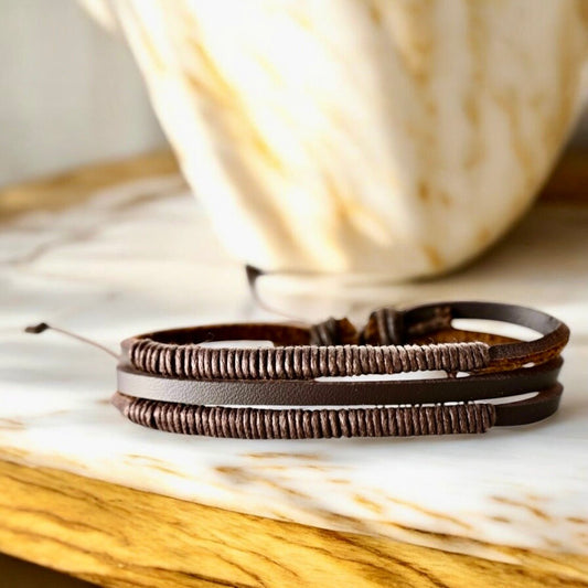 Verstellbares dunkelbraunes Lederarmband mit umwickelten Strängen - CrystalScents