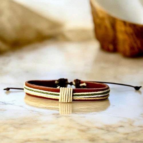 Verstellbares hellbraunes Lederarmband mit verbundenen Strängen und Schnüren