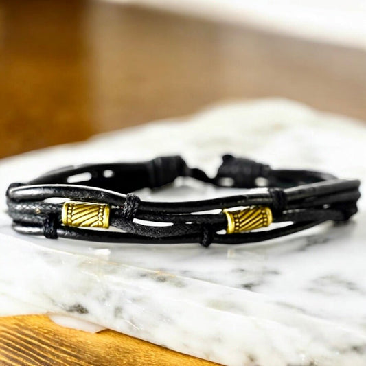 Verstellbares schwarzes Lederarmband mit verbundenen Strängen und Goldelementen - CrystalScents