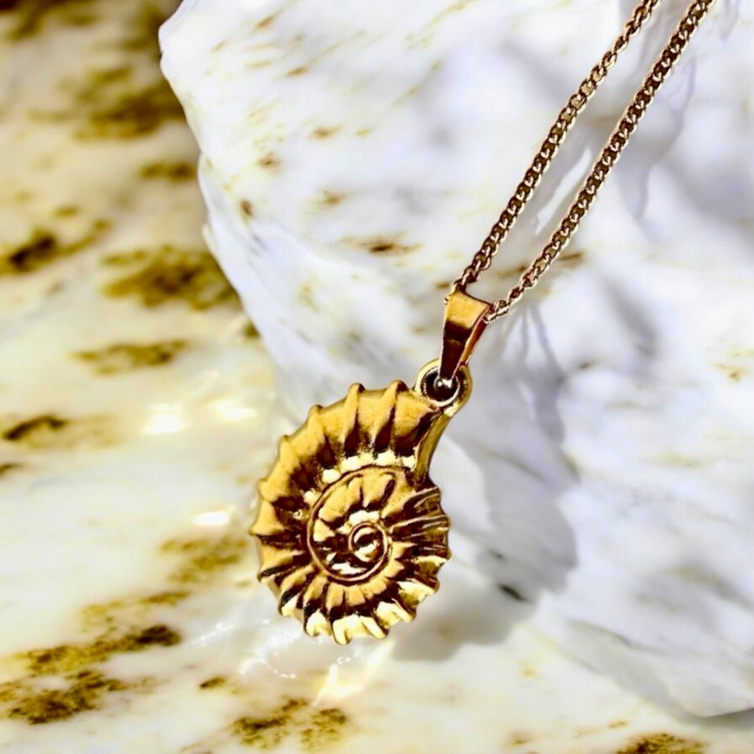 Wunderschöne Goldkette mit Muschel Anhänger - CrystalScents