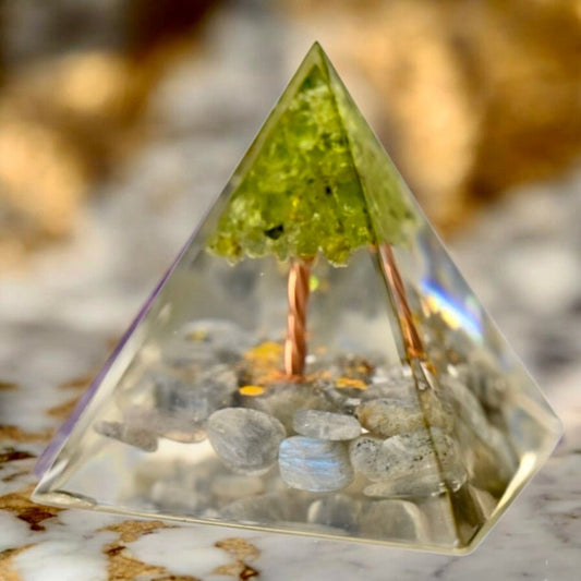Wunderschöne Orgonit Pyramide mit Baum - CrystalScents