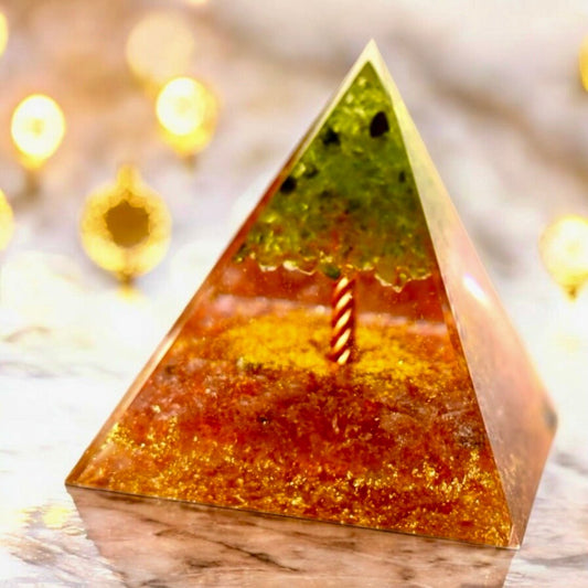 Wunderschöne Orgonit Pyramide mit Baum - CrystalScents