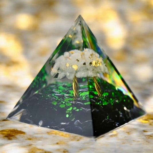 Wunderschöne Orgonit Pyramide mit Baum - CrystalScents