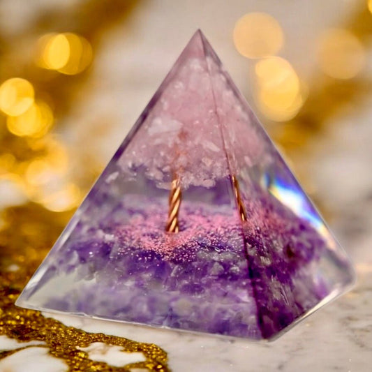 Wunderschöne Orgonit Pyramide mit Baum - CrystalScents