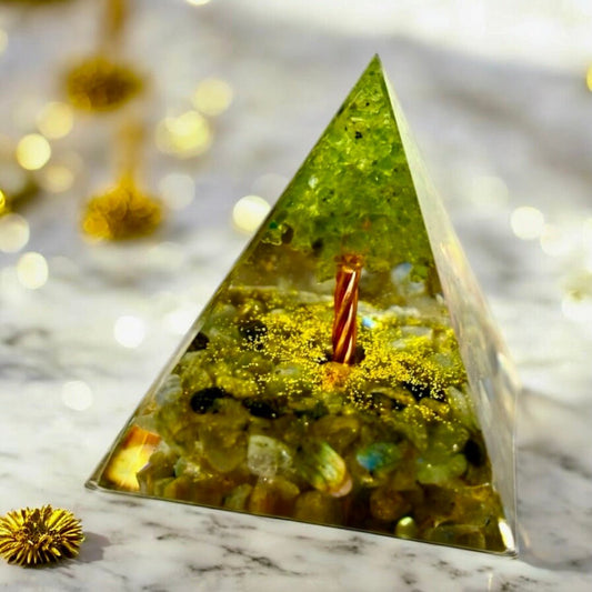 Wunderschöne Orgonit Pyramide mit Baum - CrystalScents