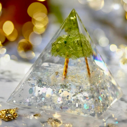 Wunderschöne Orgonit Pyramide mit Baum - CrystalScents