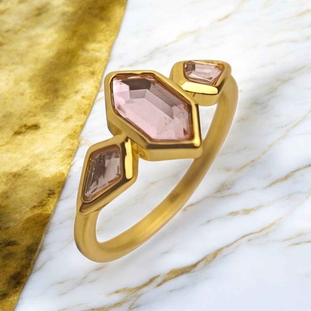 Zarter goldener Ring mit rosa Highlight - CrystalScents